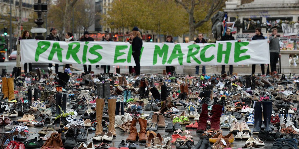 Manifestantes nas ruas de Paris começaram a lançar objetos contra a polícia, que respondeu lançando bombas de gás lacrimogêneo neste domingo; a marcha pelo clima, que estava agendada para hoje em Paris, onde amanhã (30) começa a conferência das Nações Unidas sobre clima, foi cancelada por causa dos atentados de 13 de novembro na capital francesa; em substituição, os manifestantes organizaram-se e enviaram para Paris alguns milhares de pares de sapatos, que cobrem hoje a Praça La République, numa ação simbólica de representação dos ambientalistas e cidadãos que se juntaram à causa (Foto: Romulo Faro) Manifestantes nas ruas de Paris começaram a lançar objetos contra a polícia, que respondeu lançando bombas de gás lacrimogêneo neste domingo; a marcha pelo clima, que estava agendada para hoje em Paris, onde amanhã (30) começa a conferência das Nações Unidas sobre clima, foi cancelada por causa dos atentados de 13 de novembro na capital francesa; em substituição, os manifestantes organizaram-se e enviaram para Paris alguns milhares de pares de sapatos, que cobrem hoje a Praça La République, numa ação simbólica de representação dos ambientalistas e cidadãos que se juntaram à causa