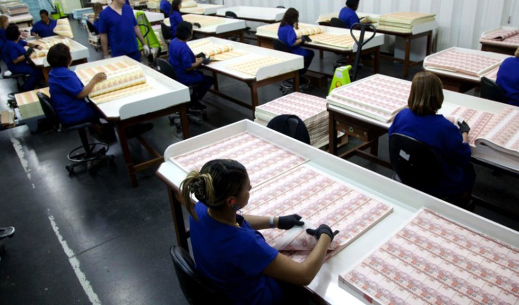 Governo deverá anunciar que fechará o Orçamento 2015 com um déficit entre 0,5% e 0,85% do Produto Interno Bruto (PIB), algo próximo dos R$ 50 bilhões; no início do ano, estimativas apontavam para uma meta de superávit da ordem de 1,13% do PIB, cerca de R$ 66,3 bilhões; em julho, este índice foi revisado para 0,15% do PIB (R$ 8,8 bilhões); caso o pior cenário seja concretizado, um déficit primário de 0,85% seria o maior desde que a série histórica começou a ser acompanhada pelo Banco Central, em 2001 (Foto: Paulo Emílio) Governo deverá anunciar que fechará o Orçamento 2015 com um déficit entre 0,5% e 0,85% do Produto Interno Bruto (PIB), algo próximo dos R$ 50 bilhões; no início do ano, estimativas apontavam para uma meta de superávit da ordem de 1,13% do PIB, cerca de R$ 66,3 bilhões; em julho, este índice foi revisado para 0,15% do PIB (R$ 8,8 bilhões); caso o pior cenário seja concretizado, um déficit primário de 0,85% seria o maior desde que a série histórica começou a ser acompanhada pelo Banco Central, em 2001