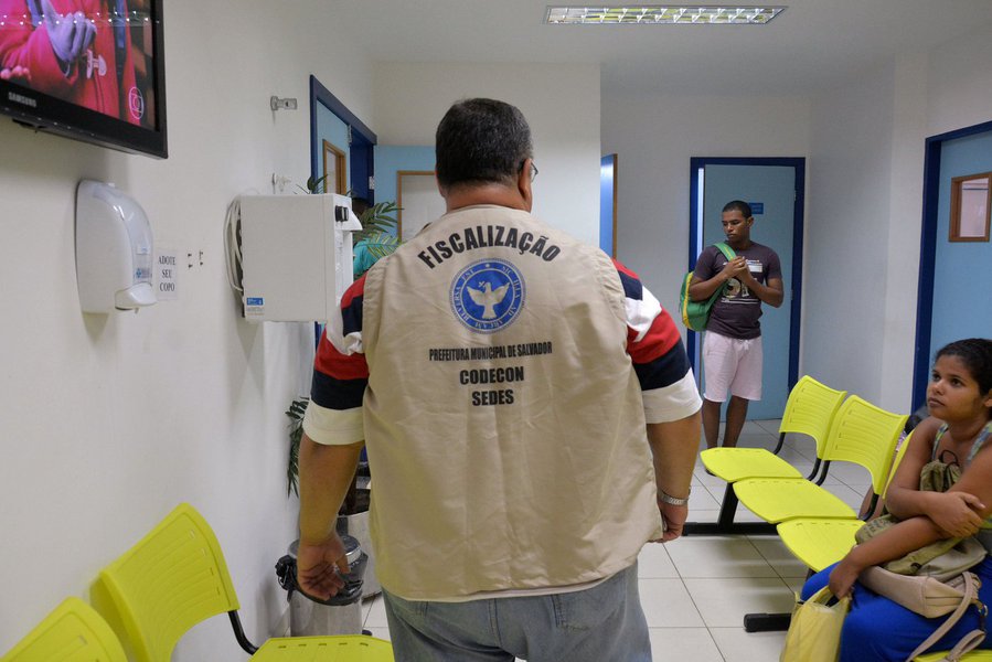 A Coordenadoria de Proteção e Defesa do Consumidor (Codecon) da Prefeitura de Salvador está fiscalizando o atendimento nas emergências dos hospitais privados da capital; medida atende a uma solicitação do Ministério Público, para apurar denúncias de 'falsa superlotação das unidades'; de acordo com o agente de fiscalização Paulo Viana, na apuração eles verificam se o hospital informa que a emergência está lotada mesmo não estando cheia, o que é proibido por lei (Foto: Romulo Faro) A Coordenadoria de Proteção e Defesa do Consumidor (Codecon) da Prefeitura de Salvador está fiscalizando o atendimento nas emergências dos hospitais privados da capital; medida atende a uma solicitação do Ministério Público, para apurar denúncias de 'falsa superlotação das unidades'; de acordo com o agente de fiscalização Paulo Viana, na apuração eles verificam se o hospital informa que a emergência está lotada mesmo não estando cheia, o que é proibido por lei
