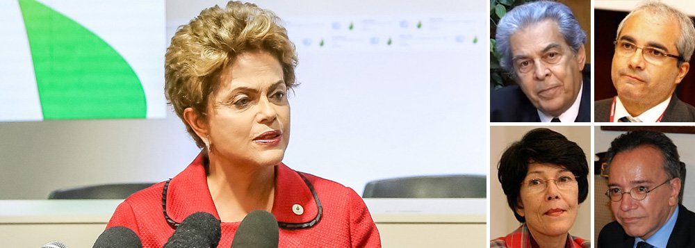 Presidente participa nesta manhã de uma reunião com mais de 30 juristas, além do ministro da Justiça, José Eduardo Cardozo, para discutir a estratégia de defesa que será utilizada no processo de impeachment; grupo, autointitulado "Juristas em Defesa da Democracia", entregará a Dilma Rousseff uma série de pareceres mostrando que, no pedido de impeachment aceito pelo presidente da Câmara, Eduardo Cunha (PMDB-RJ), não existem embasamentos legais ou constitucionais que configurem um crime de responsabilidade cometido por ela; um dos documentos, articulado pelo jurista Celso Antônio Bandeira de Mello, foi divulgado na semana passada; nesta segunda-feira 7, os juristas Juarez Tavares, Geraldo Prado e Rosa Cardoso assinaram um novo parecer contra o golpe (Foto: Paulo Emílio) Presidente participa nesta manhã de uma reunião com mais de 30 juristas, além do ministro da Justiça, José Eduardo Cardozo, para discutir a estratégia de defesa que será utilizada no processo de impeachment; grupo, autointitulado "Juristas em Defesa da Democracia", entregará a Dilma Rousseff uma série de pareceres mostrando que, no pedido de impeachment aceito pelo presidente da Câmara, Eduardo Cunha (PMDB-RJ), não existem embasamentos legais ou constitucionais que configurem um crime de responsabilidade cometido por ela; um dos documentos, articulado pelo jurista Celso Antônio Bandeira de Mello, foi divulgado na semana passada; nesta segunda-feira 7, os juristas Juarez Tavares, Geraldo Prado e Rosa Cardoso assinaram um novo parecer contra o golpe