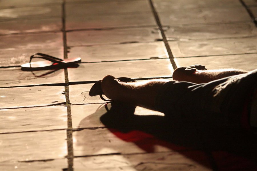 A taxa de homicídios para cada 100 mil habitantes no Rio caiu 33,3% de 2004 a 2014; é o que aponta o Atlas da Violência, estudo feito pelo Instituto de Pesquisa Econômica Aplicada (Ipea) e pelo Fórum Brasileiro de Segurança Pública (FBSP); o estado também registrou redução houve uma diminuição de 33,1% do número de jovens assassinados, e de 11,7% na quantidades de mulheres mortas; o País atingiu a marca recorde de 59.627 mil homicídios em 2014, uma alta de 21,9%; isso significa que cerca de 10% de todos os homicídios no mundo, em 2014, ocorreram no País, deixando-o como campeão de mortes por homicídio
(Foto: Leonardo Lucena) A taxa de homicídios para cada 100 mil habitantes no Rio caiu 33,3% de 2004 a 2014; é o que aponta o Atlas da Violência, estudo feito pelo Instituto de Pesquisa Econômica Aplicada (Ipea) e pelo Fórum Brasileiro de Segurança Pública (FBSP); o estado também registrou redução houve uma diminuição de 33,1% do número de jovens assassinados, e de 11,7% na quantidades de mulheres mortas; o País atingiu a marca recorde de 59.627 mil homicídios em 2014, uma alta de 21,9%; isso significa que cerca de 10% de todos os homicídios no mundo, em 2014, ocorreram no País, deixando-o como campeão de mortes por homicídio