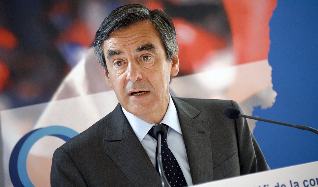 Pressão para que o candidato presidencial francês François Fillon desista de concorrer aumentou na medida que alguns parlamentares de seu próprio campo conservador o exortaram a abandonar a corrida devido a um escândalo envolvendo a esposa para evitar uma derrota do partido.; segundo a imprensa, a mulher do ex-primeiro-ministro de 62 anos, Pénélope, recebeu cerca de 600 mil euros por trabalhos que não realizou (Foto: Paulo Emílio) Pressão para que o candidato presidencial francês François Fillon desista de concorrer aumentou na medida que alguns parlamentares de seu próprio campo conservador o exortaram a abandonar a corrida devido a um escândalo envolvendo a esposa para evitar uma derrota do partido.; segundo a imprensa, a mulher do ex-primeiro-ministro de 62 anos, Pénélope, recebeu cerca de 600 mil euros por trabalhos que não realizou