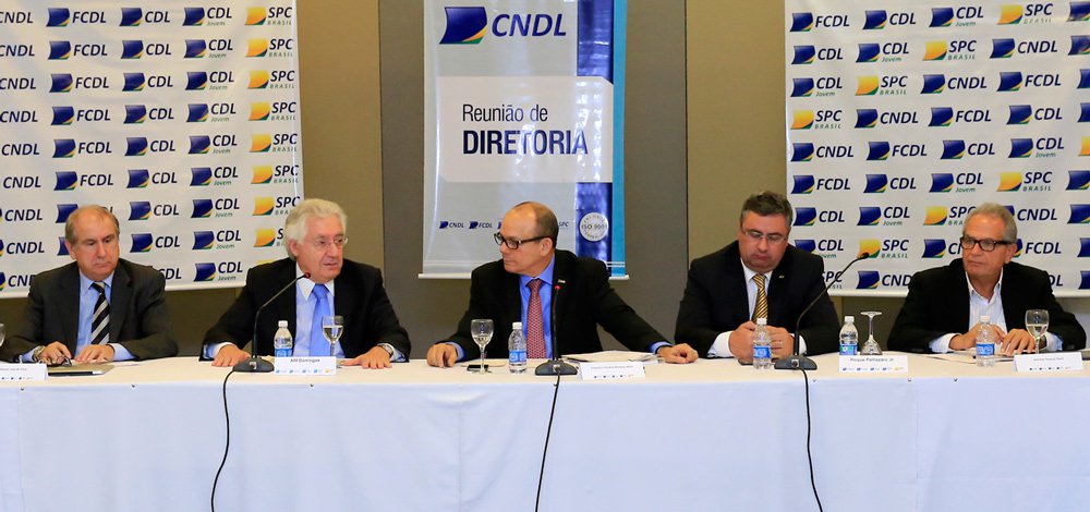 “Hoje a mudança de faixa de faturamento pode ser fatal para a empresa. É preciso construir um sistema que permita o empresário crescer. Defendemos a empresa 100% Legal, desde que tenhamos uma legislação amigável. Ninguém quer trabalhar na ilegalidade, mas a política fiscal no Brasil é feita para beneficiar as grandes corporações”, afirmou o presidente do Sebrae, Guilherme Afif Domingos (Foto: Luis Mauro Queiroz) “Hoje a mudança de faixa de faturamento pode ser fatal para a empresa. É preciso construir um sistema que permita o empresário crescer. Defendemos a empresa 100% Legal, desde que tenhamos uma legislação amigável. Ninguém quer trabalhar na ilegalidade, mas a política fiscal no Brasil é feita para beneficiar as grandes corporações”, afirmou o presidente do Sebrae, Guilherme Afif Domingos