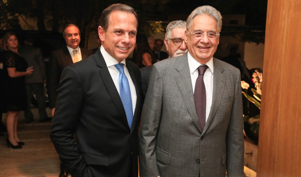 Pré-candidato à Prefeitura de São Paulo pelo PSDB, o empresário João Doria Jr. se reuniu nesta quarta-feira, 27, com o ex-presidente Fernando Henrique Cardoso e reiterou sua intenção de participar da disputa interna do partido para definir quem será o candidato a prefeito; segundo a colunista Vera Magalhães, Doria teria dito que FHC, que apoia o adversário Andrea Matarazzo na disputa, apoiou a realização do escrutínio interno; "Ele me incentivou a ir em frente e disse que não há meios de a prévia não ocorrer", afirmou (Foto: Aquiles Lins) Pré-candidato à Prefeitura de São Paulo pelo PSDB, o empresário João Doria Jr. se reuniu nesta quarta-feira, 27, com o ex-presidente Fernando Henrique Cardoso e reiterou sua intenção de participar da disputa interna do partido para definir quem será o candidato a prefeito; segundo a colunista Vera Magalhães, Doria teria dito que FHC, que apoia o adversário Andrea Matarazzo na disputa, apoiou a realização do escrutínio interno; "Ele me incentivou a ir em frente e disse que não há meios de a prévia não ocorrer", afirmou