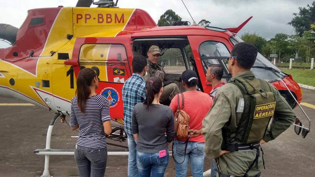A equipe do Corpo de Bombeiros incluiu, nas reuniões diárias da corporação, um representante de cada família, que se tornou um membro cadastrado junto ao Posto de Comando; “Eles podem participar das reuniões, apresentar sugestões, tirar dúvidas e acompanhar todos os trabalhos realizados. Estamos trabalhando com todo afinco e não tinha essa linha de comunicação. Agora, foi estabelecida uma linha direta de diálogo”, destaca o capitão Helder Fabricio Soares Cirqueira (Foto: Luis Mauro Queiroz) A equipe do Corpo de Bombeiros incluiu, nas reuniões diárias da corporação, um representante de cada família, que se tornou um membro cadastrado junto ao Posto de Comando; “Eles podem participar das reuniões, apresentar sugestões, tirar dúvidas e acompanhar todos os trabalhos realizados. Estamos trabalhando com todo afinco e não tinha essa linha de comunicação. Agora, foi estabelecida uma linha direta de diálogo”, destaca o capitão Helder Fabricio Soares Cirqueira