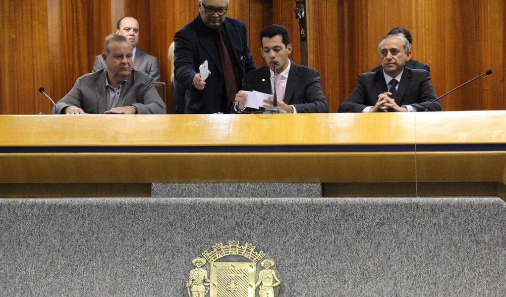 Ao prestar contas na Câmara, prefeito petista afirma que recebeu do padrinho peemedebista uma prefeitura altamente endividada; citou passivo de R$ 115 milhões do Imas, seguro de saúde dos servidores municipais, e o caixa da Sapude zerado e com R$ 200 milhões a saldar; ato contínuo, Paulo começou a convocar peemedebistas que insistem em permanecer na administração para exigir apoio incondicional; os que se mantiverem, terão de rezar na cartilha do PT; primeiro a ser chamado foi Sebastião Peixoto, da Agetul, pai do presidente do PMDB de Goiânia, o deputado estadual Bruno Peixoto (Foto: Realle Palazzo-Martini) Ao prestar contas na Câmara, prefeito petista afirma que recebeu do padrinho peemedebista uma prefeitura altamente endividada; citou passivo de R$ 115 milhões do Imas, seguro de saúde dos servidores municipais, e o caixa da Sapude zerado e com R$ 200 milhões a saldar; ato contínuo, Paulo começou a convocar peemedebistas que insistem em permanecer na administração para exigir apoio incondicional; os que se mantiverem, terão de rezar na cartilha do PT; primeiro a ser chamado foi Sebastião Peixoto, da Agetul, pai do presidente do PMDB de Goiânia, o deputado estadual Bruno Peixoto