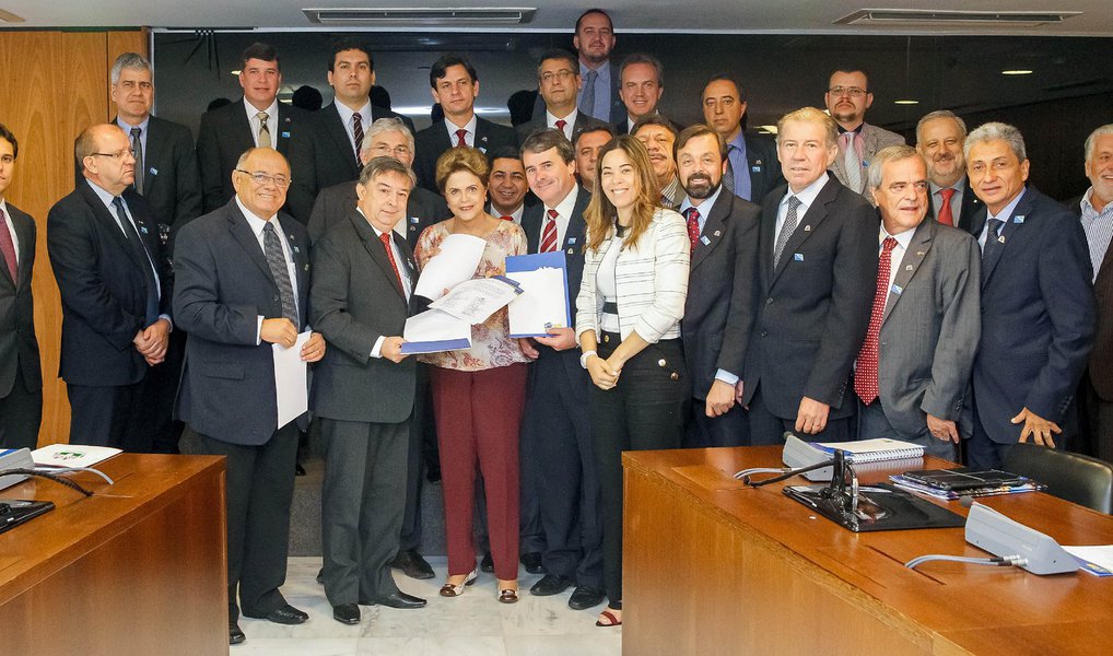 Presente na reunião de representantes dos prefeitos com a presidente Dilma Rousseff, o presidente da Associação Tocantinense dos Municípios (ATM), João Emídio de Miranda (PSD), reforçou o apoio à recriação da CPMF, mas com alíquota de 0,38%, distribuindo 0,20% para a União, 0,9% aos Estados e 0,9% com os municípios; "No cenário de crise que vivemos, a medida é de grande importância para o equilíbrio financeiro da nação brasileira", disse João Emídio (Foto: Aquiles Lins) Presente na reunião de representantes dos prefeitos com a presidente Dilma Rousseff, o presidente da Associação Tocantinense dos Municípios (ATM), João Emídio de Miranda (PSD), reforçou o apoio à recriação da CPMF, mas com alíquota de 0,38%, distribuindo 0,20% para a União, 0,9% aos Estados e 0,9% com os municípios; "No cenário de crise que vivemos, a medida é de grande importância para o equilíbrio financeiro da nação brasileira", disse João Emídio