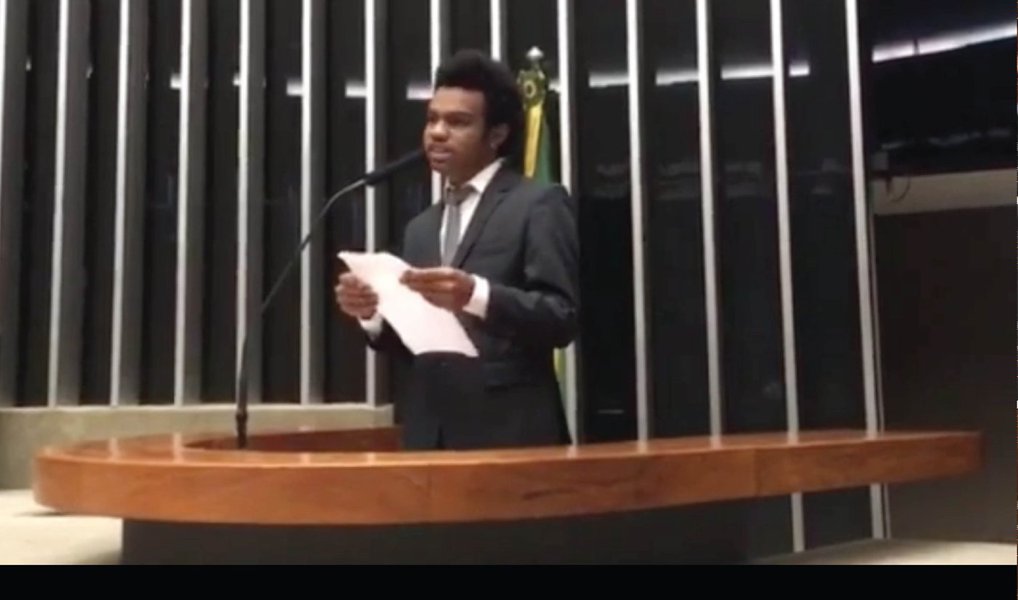 Moção de repúdio assinada por nove partidos - PCdoB, PDT, PMDB, PPS, PSDB, PSB, PSOL, PT e Rede - criticou nesta terça-feira, 22, o "comportamento violento e odioso" do coordenador nacional do Movimento Brasil Livre (MBL), Fernando Holiday, durante participação em evento sobre a "Discriminação Racial no Brasil", a convite do DEM; Holiday ofendeu o deputado Vicentinho e chamou todos os deputados presentes de "charlatões descarados"; veja vídeo do discurso (Foto: Aquiles Lins) Moção de repúdio assinada por nove partidos - PCdoB, PDT, PMDB, PPS, PSDB, PSB, PSOL, PT e Rede - criticou nesta terça-feira, 22, o "comportamento violento e odioso" do coordenador nacional do Movimento Brasil Livre (MBL), Fernando Holiday, durante participação em evento sobre a "Discriminação Racial no Brasil", a convite do DEM; Holiday ofendeu o deputado Vicentinho e chamou todos os deputados presentes de "charlatões descarados"; veja vídeo do discurso