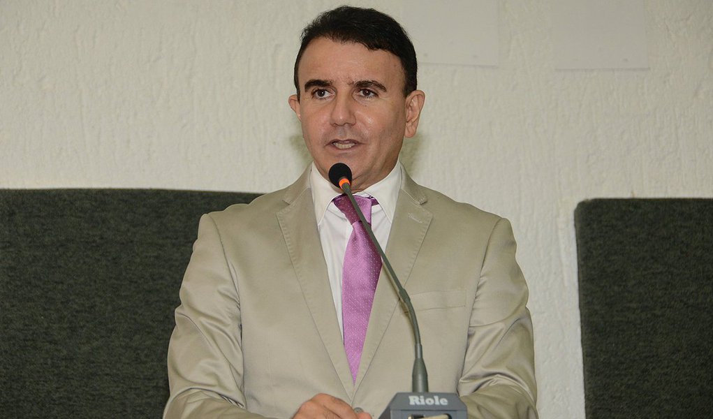 O deputado estadual Eduardo Siqueira Campos (DEM) rebateu informações divulgadas de que o Ministério Público Federal está investigando suposto desvio de verbas da saúde, durante o governo do seu pai, Siqueira Campos, entre os anos de 2012 e 2014; “Não tenho procuração e ela não precisa de mim para se defender, mas sobre a ex-secretária Vanda Paiva, tenho a mais absoluta certeza, que ela vai sair ilesa dessas acusações. Todos os promotores a conhecem, professora universitária, mestre de outras matérias e uma mulher simples, dedicada. Errar todos erram, mas não vamos pré-julgar”, afirmou Siqueira (Foto: Leonardo Lucena) O deputado estadual Eduardo Siqueira Campos (DEM) rebateu informações divulgadas de que o Ministério Público Federal está investigando suposto desvio de verbas da saúde, durante o governo do seu pai, Siqueira Campos, entre os anos de 2012 e 2014; “Não tenho procuração e ela não precisa de mim para se defender, mas sobre a ex-secretária Vanda Paiva, tenho a mais absoluta certeza, que ela vai sair ilesa dessas acusações. Todos os promotores a conhecem, professora universitária, mestre de outras matérias e uma mulher simples, dedicada. Errar todos erram, mas não vamos pré-julgar”, afirmou Siqueira