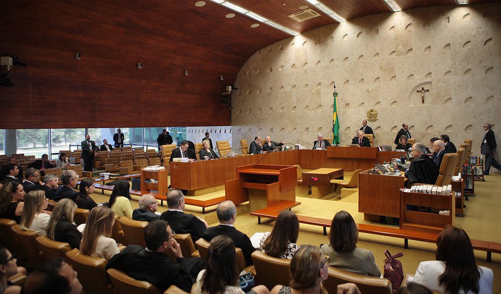 Supremo Tribunal Federal (STF) deverá julgar nesta quarta-feira (27) o mérito das liminares que foram concedidas recentemente por ministros da Corte que alteram o cálculo dos juros sobre a dívida dos estados com a União; nas últimas semanas, os estados do Rio Grande do Sul, de Santa Catarina e Minas Gerais ganharam no Supremo liminares que permitem o pagamento da dívida repactuada com a União com juros simples em vez de compostos (juros sobre juros); estimativa do governo é que rombo com mudança nas regras pode chegar a R$ 400 bilhões (Foto: Paulo Emílio) Supremo Tribunal Federal (STF) deverá julgar nesta quarta-feira (27) o mérito das liminares que foram concedidas recentemente por ministros da Corte que alteram o cálculo dos juros sobre a dívida dos estados com a União; nas últimas semanas, os estados do Rio Grande do Sul, de Santa Catarina e Minas Gerais ganharam no Supremo liminares que permitem o pagamento da dívida repactuada com a União com juros simples em vez de compostos (juros sobre juros); estimativa do governo é que rombo com mudança nas regras pode chegar a R$ 400 bilhões