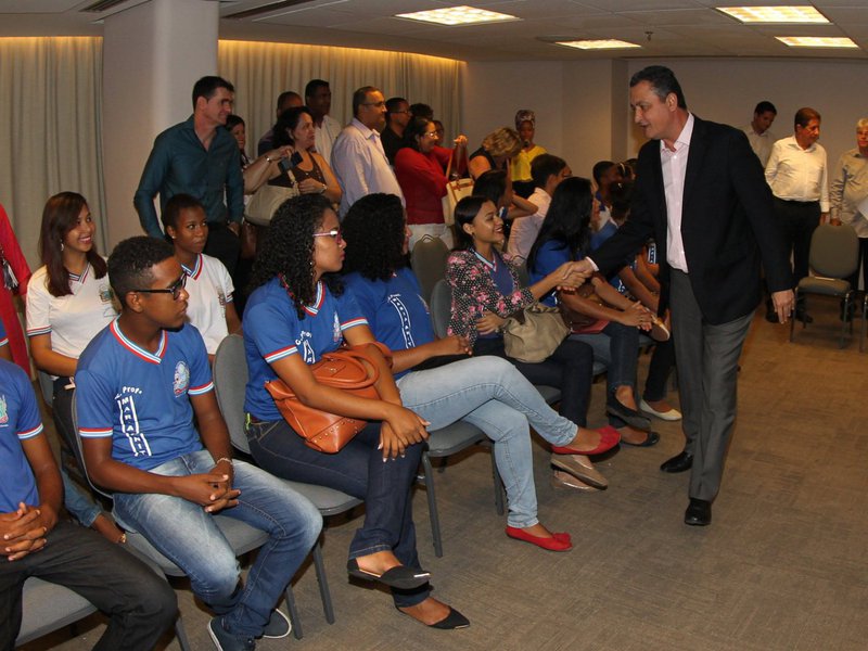 Representando 20 escolas da rede estadual de ensino, 85 líderes de classe participaram na manhã desta sexta-feira de uma roda de conversa com o governador Rui Costa, em evento que teve participação do ex-presidente Lula, no Campo Grande, em Salvador; para Rui, como acontece com diretores e conselhos escolares, a eleição de líderes de classe fortalece a democracia participativa e o empoderamento dos jovens; "Melhorar a educação no nosso estado não depende só dos governantes, diretores e professores. Contamos com a liderança de cada um desses jovens junto a seus colegas, suas famílias e comunidades para transformar as escolas e a vida de todos" (Foto: Romulo Faro) Representando 20 escolas da rede estadual de ensino, 85 líderes de classe participaram na manhã desta sexta-feira de uma roda de conversa com o governador Rui Costa, em evento que teve participação do ex-presidente Lula, no Campo Grande, em Salvador; para Rui, como acontece com diretores e conselhos escolares, a eleição de líderes de classe fortalece a democracia participativa e o empoderamento dos jovens; "Melhorar a educação no nosso estado não depende só dos governantes, diretores e professores. Contamos com a liderança de cada um desses jovens junto a seus colegas, suas famílias e comunidades para transformar as escolas e a vida de todos"