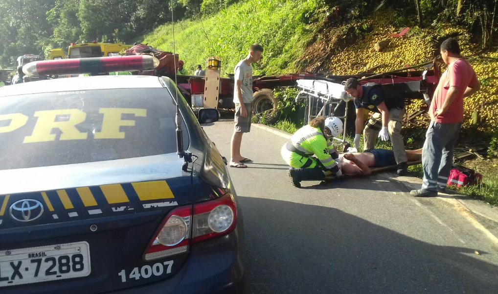 A Polícia Rodoviária Federal (PRF) divulgou um balanço apontado que 11 pessoas morreram e 153 ficaram feridas em 140 acidentes registrados durante o feriado de Tiradentes nas estradas federais que cortam o Paraná; houve uma morte a mais em relação ao feriado do ano passado e uma redução no número de acidentes de 27%; a operação de fiscalização começou na tarde de quarta-feira (20) e terminou no domingo (24) (Foto: Leonardo Lucena) A Polícia Rodoviária Federal (PRF) divulgou um balanço apontado que 11 pessoas morreram e 153 ficaram feridas em 140 acidentes registrados durante o feriado de Tiradentes nas estradas federais que cortam o Paraná; houve uma morte a mais em relação ao feriado do ano passado e uma redução no número de acidentes de 27%; a operação de fiscalização começou na tarde de quarta-feira (20) e terminou no domingo (24)