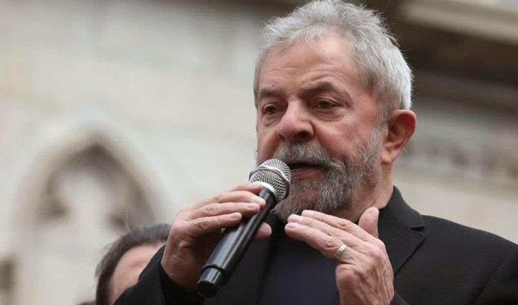 Como a saída de um labirinto não se dá pela reiteração dos mesmos caminhos, mas por cima, rompendo sua repetição mecânica e destrutiva, qual é essa saída? (Foto: Emir Sader) Como a saída de um labirinto não se dá pela reiteração dos mesmos caminhos, mas por cima, rompendo sua repetição mecânica e destrutiva, qual é essa saída?
