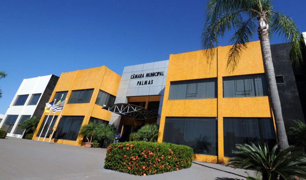 Os vereadores de Palmas registraram o segundo maior gasto entre as Câmaras Municipais das capitais; é o que aponta o Observatório Social de Palmas, que dividiu o valor do orçamento do ano passado da Casa pelo número de habitantes da cidade (265.409), chegando a um custo per capita de R$ 116,21, atrás apenas da Câmara Municipal do Rio de Janeiro, com custo per capita de R$ 117,84; o prédio onde funciona a Câmara de Palmas tem um custo mensal de R$ 87.627,21, o que, anualmente, ultrapassa R$ 1 milhão (Foto: Leonardo Lucena) Os vereadores de Palmas registraram o segundo maior gasto entre as Câmaras Municipais das capitais; é o que aponta o Observatório Social de Palmas, que dividiu o valor do orçamento do ano passado da Casa pelo número de habitantes da cidade (265.409), chegando a um custo per capita de R$ 116,21, atrás apenas da Câmara Municipal do Rio de Janeiro, com custo per capita de R$ 117,84; o prédio onde funciona a Câmara de Palmas tem um custo mensal de R$ 87.627,21, o que, anualmente, ultrapassa R$ 1 milhão