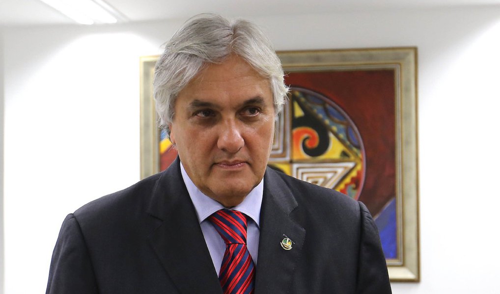O senador Delcídio Amaral abriu uma nova frente de defesa na Operação Lava Jato e contratou um especialista em delações premiadas: Antônio Figueiredo Basto; a informação foi confirmada pelo escritório do advogado Maurício Leite, que responde pela defesa do parlamentar; Basto ficou nacionalmente conhecido após fechar delações relevantes para as investigações na Operação Lava Jato, entre elas a do doleiro Alberto Youssef e a do dono da UTC, Ricardo Pessoa (Foto: Valter Lima) O senador Delcídio Amaral abriu uma nova frente de defesa na Operação Lava Jato e contratou um especialista em delações premiadas: Antônio Figueiredo Basto; a informação foi confirmada pelo escritório do advogado Maurício Leite, que responde pela defesa do parlamentar; Basto ficou nacionalmente conhecido após fechar delações relevantes para as investigações na Operação Lava Jato, entre elas a do doleiro Alberto Youssef e a do dono da UTC, Ricardo Pessoa