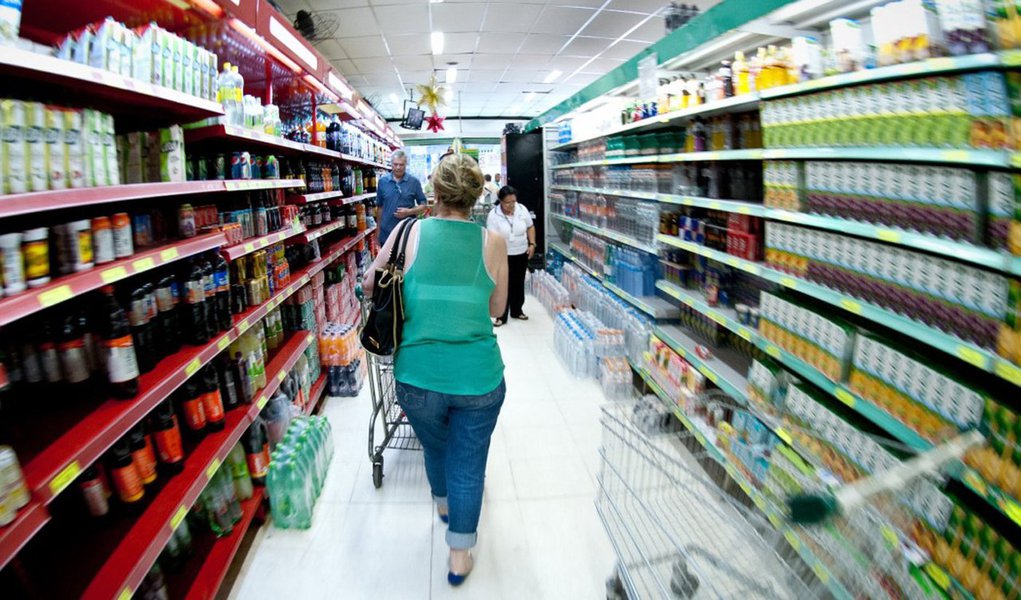 Projeções de economistas de instituições financeiras apontam que a inflação medida por meio do Índice Nacional de Preços ao Consumidor Amplo (IPCA) passará de 10,33% para 10,38%; para 2016, estimativa para o IPCA foi mantida em 6,64%, acima do limite da meta que é de 6,5% (Foto: Paulo Emílio) Projeções de economistas de instituições financeiras apontam que a inflação medida por meio do Índice Nacional de Preços ao Consumidor Amplo (IPCA) passará de 10,33% para 10,38%; para 2016, estimativa para o IPCA foi mantida em 6,64%, acima do limite da meta que é de 6,5%