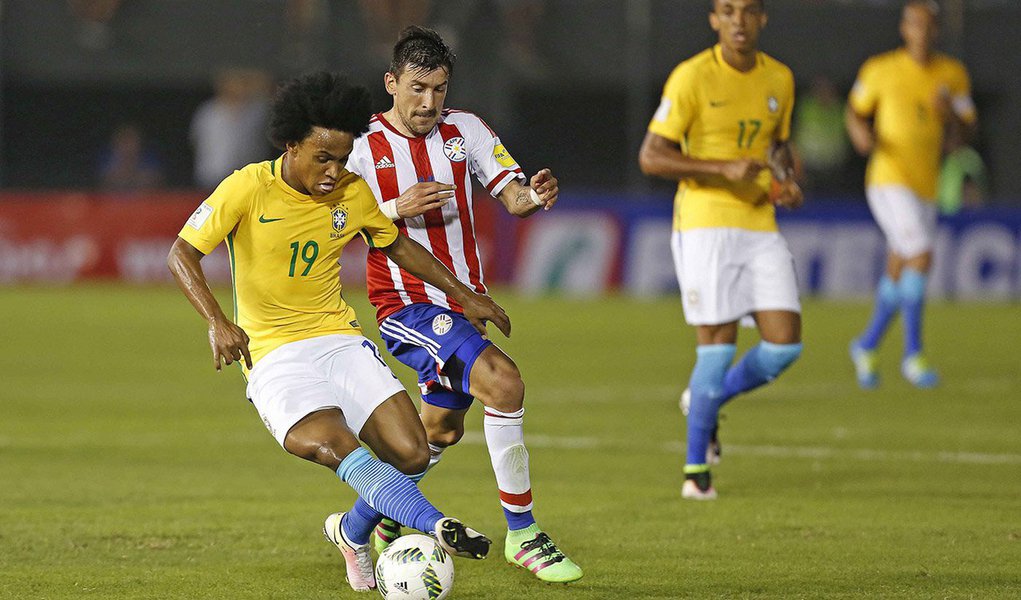 Brasil garantiu empate por 2 x 2 com o Paraguai após estar perdendo por dois gols de diferença em partida das eliminatórias da Copa do Mundo de 2018 em Assunção; gol de Daniel Alves foi marcado nos acréscimos do segundo tempo; com o resultado, o Brasil caiu para o sexto lugar entre os 10 times das eliminatórias sul-americanas, com nove pontos, ficando fora da faixa de classificação; time está quatro pontos atrás dos líderes Uruguai e Equador; os quatro primeiros colocados se classificam diretamente para o Mundial da Rússia, e o quinto disputará a repescagem (Foto: Paulo Emílio) Brasil garantiu empate por 2 x 2 com o Paraguai após estar perdendo por dois gols de diferença em partida das eliminatórias da Copa do Mundo de 2018 em Assunção; gol de Daniel Alves foi marcado nos acréscimos do segundo tempo; com o resultado, o Brasil caiu para o sexto lugar entre os 10 times das eliminatórias sul-americanas, com nove pontos, ficando fora da faixa de classificação; time está quatro pontos atrás dos líderes Uruguai e Equador; os quatro primeiros colocados se classificam diretamente para o Mundial da Rússia, e o quinto disputará a repescagem
