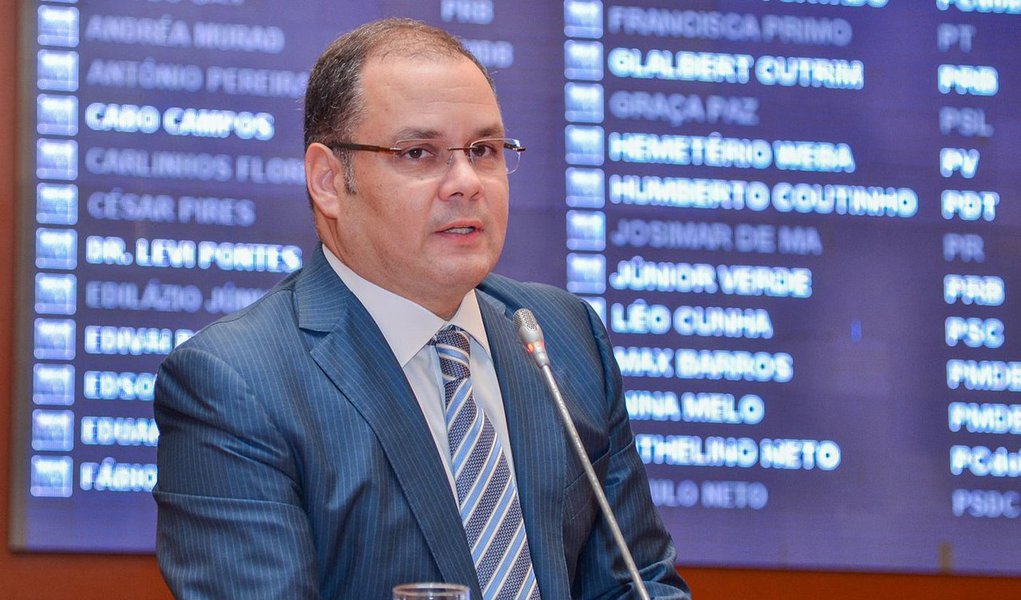 Deputado Rogério Cafeteira (PSC) comentou os boatos de que o governo estadual esteja grampeando os telefones dos parlamentares; segundo informações divulgadas na imprensa local, as acusações foram feitas pelos deputados Adriano Sarney (PV), Andrea Murad (PMDB), Souza Neto (PTN) e Edilázio Junior (PV); “Há muito tempo, desde governos anteriores, existe essa desconfiança e acredito que tudo não passe de boato”, destacou; o parlamentar reforçou que é necessária uma autorização judicial para que ocorra o monitoramento (Foto: Leonardo Lucena) Deputado Rogério Cafeteira (PSC) comentou os boatos de que o governo estadual esteja grampeando os telefones dos parlamentares; segundo informações divulgadas na imprensa local, as acusações foram feitas pelos deputados Adriano Sarney (PV), Andrea Murad (PMDB), Souza Neto (PTN) e Edilázio Junior (PV); “Há muito tempo, desde governos anteriores, existe essa desconfiança e acredito que tudo não passe de boato”, destacou; o parlamentar reforçou que é necessária uma autorização judicial para que ocorra o monitoramento