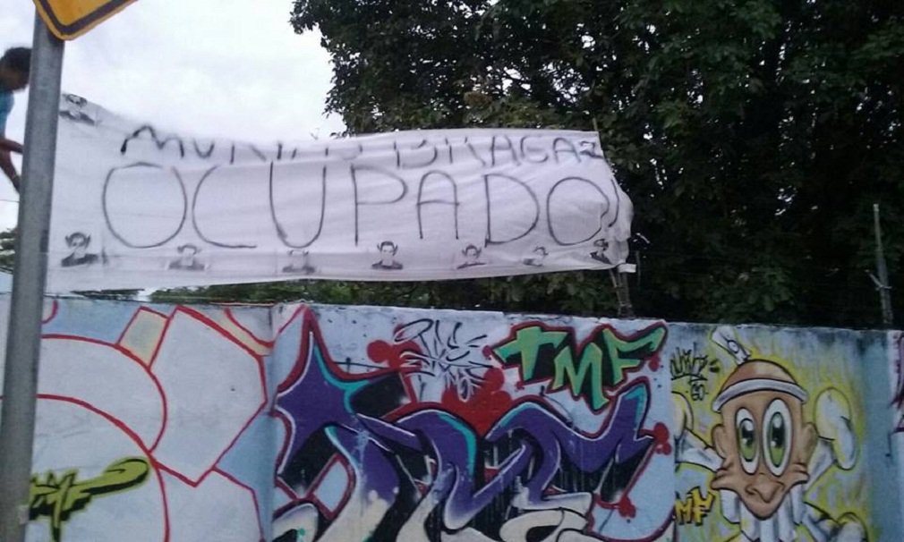 Grupos que mantêm ocupação de dez escolas em protesto à gestão por Organização Social na rede de ensino são liderados por partidos de oposição ao governo estadual e sindicatos; em grande parte das escolas, as lideranças são formadas por estudantes universitários e não pelos chamados secundaristas, que são os estudantes do ensino médio; um dos líderes da invasão ao Colégio Polivalente Frei João Batista, em Anápolis, é aluno da UFG e tem ligações com o PT da cidade; movimento afirma que não tem ideologia partidária; Seduce afirma que gestão por OS tem objetivo de melhorar o ensino e não vai retirar nenhum direito de estudantes e professores e avisa que não recuar (Foto: José Barbacena) Grupos que mantêm ocupação de dez escolas em protesto à gestão por Organização Social na rede de ensino são liderados por partidos de oposição ao governo estadual e sindicatos; em grande parte das escolas, as lideranças são formadas por estudantes universitários e não pelos chamados secundaristas, que são os estudantes do ensino médio; um dos líderes da invasão ao Colégio Polivalente Frei João Batista, em Anápolis, é aluno da UFG e tem ligações com o PT da cidade; movimento afirma que não tem ideologia partidária; Seduce afirma que gestão por OS tem objetivo de melhorar o ensino e não vai retirar nenhum direito de estudantes e professores e avisa que não recuar