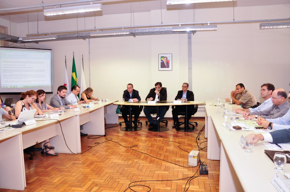 O trabalho proposto pretende apresentar sugestões de aprimoramento às Deliberações Normativas (DN) Copam 62/2002 e 87/2005; As reuniões são coordenadas pela Semad e contam com a participação de dirigentes e técnicos do Sistema Estadual de Meio Ambiente e Recursos Hídricos (Sisema), acadêmicos e representantes de outras secretarias de Estado (Foto: Luis Mauro Queiroz) O trabalho proposto pretende apresentar sugestões de aprimoramento às Deliberações Normativas (DN) Copam 62/2002 e 87/2005; As reuniões são coordenadas pela Semad e contam com a participação de dirigentes e técnicos do Sistema Estadual de Meio Ambiente e Recursos Hídricos (Sisema), acadêmicos e representantes de outras secretarias de Estado