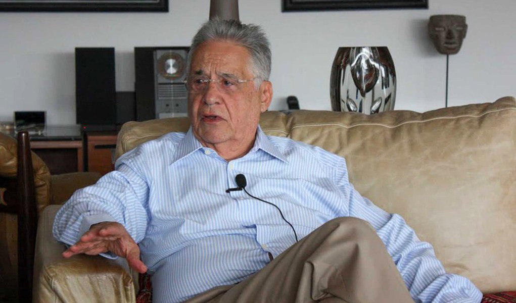Na plateia do seminário sobre crescimento, distribuição de renda e democracia na Fundação Instituto Fernando Henrique Cardoso, ex-presidente tucano discordou da declaração do presidente do Insper, Marcos Lisboa, que apontou que a sociedade brasileira "achou razoável" os empréstimos do Tesouro ao BNDES, que terão custos aos cofres públicos até 2060, avaliados em R$ 320 bilhões; ‘a questão não é tanto que a massa vota e vota errado, mas que a elite brasileira pensa errado’, disse FHC; segundo ele, "há poucos anos, a elite toda era lulista, mesmo quando já se sabia o que era o lulismo" (Foto: Roberta Namour) Na plateia do seminário sobre crescimento, distribuição de renda e democracia na Fundação Instituto Fernando Henrique Cardoso, ex-presidente tucano discordou da declaração do presidente do Insper, Marcos Lisboa, que apontou que a sociedade brasileira "achou razoável" os empréstimos do Tesouro ao BNDES, que terão custos aos cofres públicos até 2060, avaliados em R$ 320 bilhões; ‘a questão não é tanto que a massa vota e vota errado, mas que a elite brasileira pensa errado’, disse FHC; segundo ele, "há poucos anos, a elite toda era lulista, mesmo quando já se sabia o que era o lulismo"