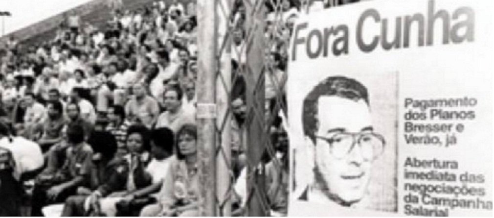Não é de hoje que o presidente da Câmara está na boca do povo; com currículo vasto de polêmicas, peemedebista presenciou trabalhadores pedindo o seu afastamento há mais de vinte anos, em 1992, quando era presidente da Telerj, a empresa fluminense de telecomunicações; naquela época, funcionários da empresa reivindicavam pagamentos de benefícios atrasados e aumento salarial; no cartaz, os trabalhadores ironizavam o fato Cunha ter sido indicado pelo então presidente Fernando Collor para presidir a companhia (Foto: José Barbacena) Não é de hoje que o presidente da Câmara está na boca do povo; com currículo vasto de polêmicas, peemedebista presenciou trabalhadores pedindo o seu afastamento há mais de vinte anos, em 1992, quando era presidente da Telerj, a empresa fluminense de telecomunicações; naquela época, funcionários da empresa reivindicavam pagamentos de benefícios atrasados e aumento salarial; no cartaz, os trabalhadores ironizavam o fato Cunha ter sido indicado pelo então presidente Fernando Collor para presidir a companhia