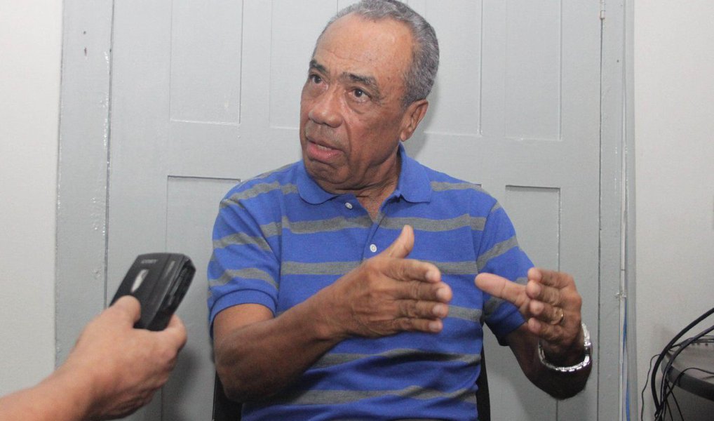 O prefeito de Aracaju João Alves Filho (DEM) disse nesta terça (22) que a medida tomada pelo Tribunal de Contas do Estado de recolher documento da Empresa Municipal de Serviços Urbanos (Emsurb) foi “arbitrária” e disse que não se intimidará perante as medidas do órgão; “As pessoas que foram do TCE não tinham autorização legal para fazer o que fizeram. Tinham sim que exigir que a Emsurb apresentasse os documentos, porque é que foi escolhida uma empresa e não outra. Tivemos quatro empresas na disputa. E há um lobby muito bem feito que queria a gente desse a limpeza pública à empresa que ficou em quarto lugar", afirmou (Foto: Valter Lima) O prefeito de Aracaju João Alves Filho (DEM) disse nesta terça (22) que a medida tomada pelo Tribunal de Contas do Estado de recolher documento da Empresa Municipal de Serviços Urbanos (Emsurb) foi “arbitrária” e disse que não se intimidará perante as medidas do órgão; “As pessoas que foram do TCE não tinham autorização legal para fazer o que fizeram. Tinham sim que exigir que a Emsurb apresentasse os documentos, porque é que foi escolhida uma empresa e não outra. Tivemos quatro empresas na disputa. E há um lobby muito bem feito que queria a gente desse a limpeza pública à empresa que ficou em quarto lugar", afirmou