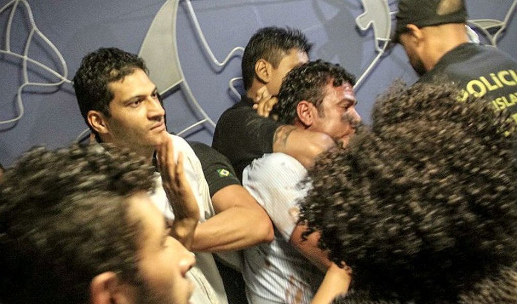 Chegada do deputado fluminense ao comando da Câmara coincide com ações de extrema violência do Departamento de Polícia Legislativa, que tem pesado a mão especialmente contra indígenas, sem-terra, sindicalistas e estudantes; “Não respeitam os apelos por mediações”, denuncia o deputado Jean Wyllys (Psol – RJ); Wadih Damous (PT-RJ) divulgou nota qualificando o que chamou de "polícia de Cunha" e denunciando que "o exercício legítimo da cidadania se tornou crime na Casa do Povo” (Foto: Realle Palazzo-Martini) Chegada do deputado fluminense ao comando da Câmara coincide com ações de extrema violência do Departamento de Polícia Legislativa, que tem pesado a mão especialmente contra indígenas, sem-terra, sindicalistas e estudantes; “Não respeitam os apelos por mediações”, denuncia o deputado Jean Wyllys (Psol – RJ); Wadih Damous (PT-RJ) divulgou nota qualificando o que chamou de "polícia de Cunha" e denunciando que "o exercício legítimo da cidadania se tornou crime na Casa do Povo”