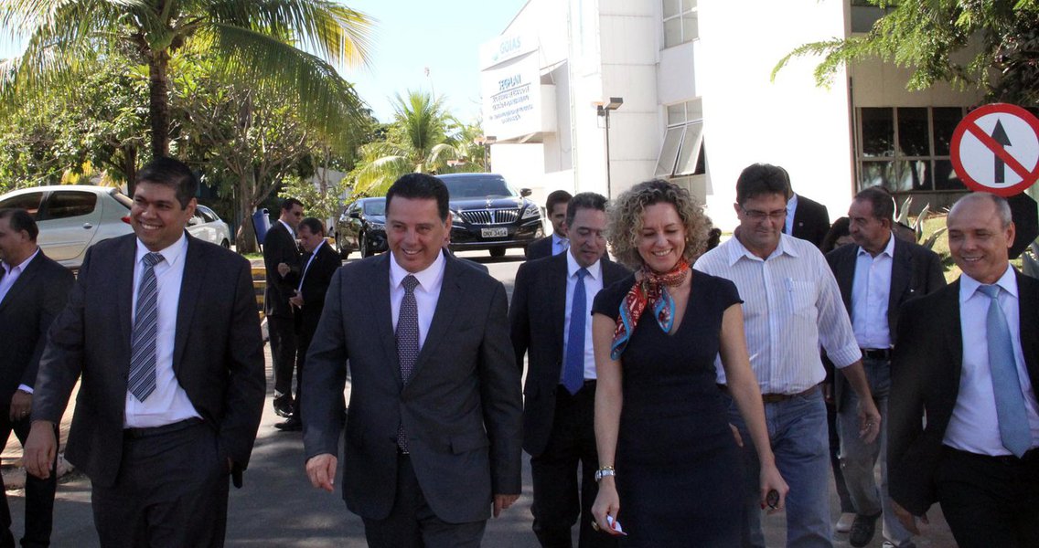 Governador esteve hoje na Secretaria da Fazenda despachando com a secretário Ana Carla Abrão e auxiliares; Marconi citou a situação do Rio de Janeiro, que está com o salário dos servidores atrasados há dois meses, e disse que Goiás vive cenário diferente porque antecipou cortes e redução de despesas; “Nossa principal preocupação é manter o custeio e o pagamento da folha em dia”, confirmou, ao ressaltar o esforço para manter a boa qualidade em áreas fundamentais como Saúde, Segurança e Educação (Foto: José Barbacena) Governador esteve hoje na Secretaria da Fazenda despachando com a secretário Ana Carla Abrão e auxiliares; Marconi citou a situação do Rio de Janeiro, que está com o salário dos servidores atrasados há dois meses, e disse que Goiás vive cenário diferente porque antecipou cortes e redução de despesas; “Nossa principal preocupação é manter o custeio e o pagamento da folha em dia”, confirmou, ao ressaltar o esforço para manter a boa qualidade em áreas fundamentais como Saúde, Segurança e Educação