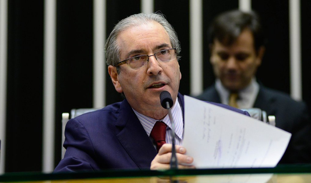 O presidente da Câmara, Eduardo Cunha (PMDB-RJ), junto a aliados, é objeto de uma apuração no Supremo Tribunal Federal (a terceira contra ele) sobre o uso do cargo no Congresso para se beneficiar e atrapalhar as investigações do esquema de corrupção da Petrobras; o inquérito é mantido sob sigilo no Supremo e motivou parte dos mandados de busca e apreensão desta terça (15); um dos objetivos da operação desta terça seria reunir elementos que possam reforçar uma eventual justificativa para afastar Cunha do comando da Câmara. Por isso, a apreensão do celular utilizado pelo peemedebista (Foto: Valter Lima) O presidente da Câmara, Eduardo Cunha (PMDB-RJ), junto a aliados, é objeto de uma apuração no Supremo Tribunal Federal (a terceira contra ele) sobre o uso do cargo no Congresso para se beneficiar e atrapalhar as investigações do esquema de corrupção da Petrobras; o inquérito é mantido sob sigilo no Supremo e motivou parte dos mandados de busca e apreensão desta terça (15); um dos objetivos da operação desta terça seria reunir elementos que possam reforçar uma eventual justificativa para afastar Cunha do comando da Câmara. Por isso, a apreensão do celular utilizado pelo peemedebista