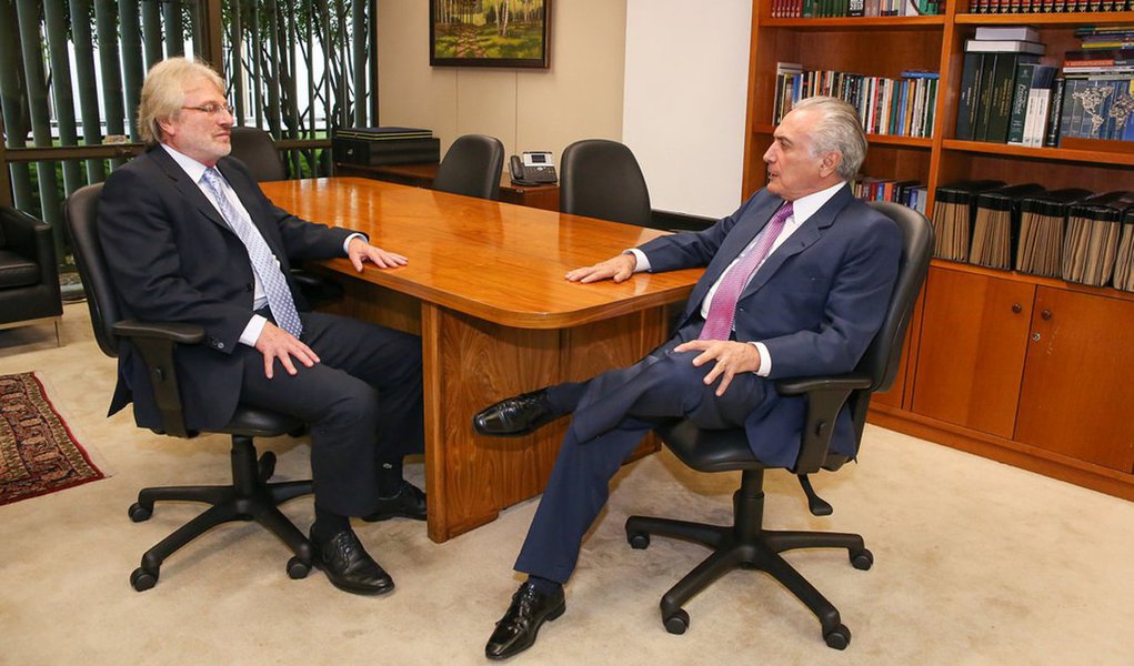 Antes mesmo de assumir a Presidência, Michel Temer já enfrenta sua primeira crise; no domingo, o chefe da equipe de comunicação, Márcio Freitas, pediu para deixar o posto por não ter sido consultado sobre entrevistas do vice à imprensa global; a ofensiva internacional foi comandada por Denis Rosenfield (foto), colunista ultraconservador, que vem assessorando o vice informalmente (Foto: Roberta Namour) Antes mesmo de assumir a Presidência, Michel Temer já enfrenta sua primeira crise; no domingo, o chefe da equipe de comunicação, Márcio Freitas, pediu para deixar o posto por não ter sido consultado sobre entrevistas do vice à imprensa global; a ofensiva internacional foi comandada por Denis Rosenfield (foto), colunista ultraconservador, que vem assessorando o vice informalmente