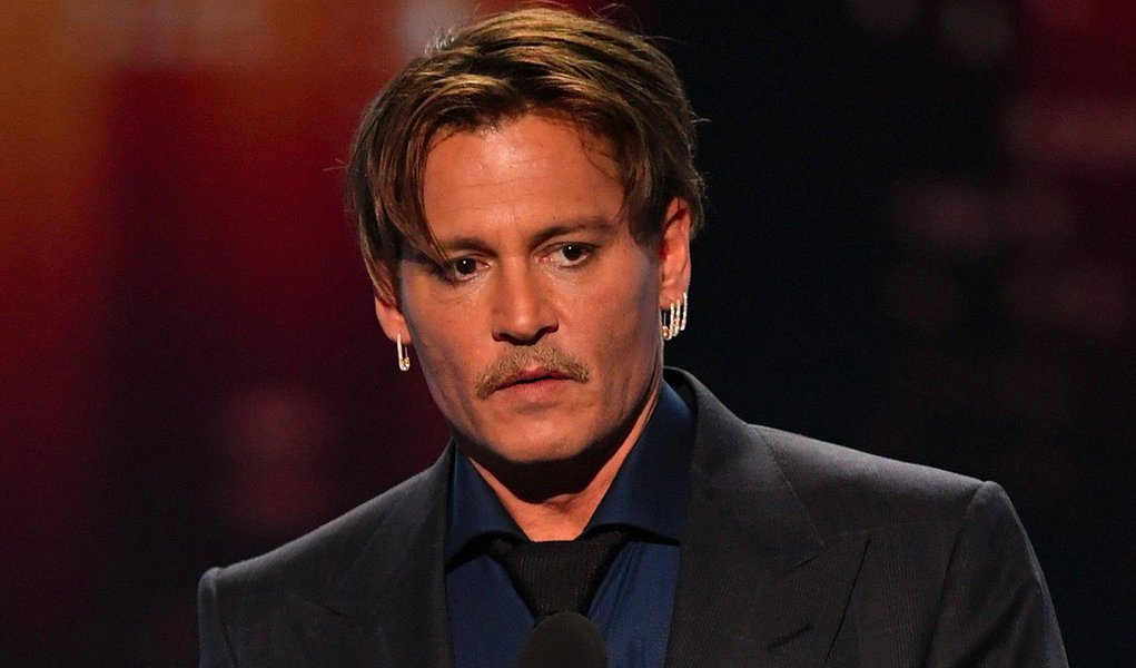 Johnny Depp levou a si mesmo à beira da ruína financeira por gastar dezenas de milhões de dólares em casas, arte, carros, um iate e memorabilia de Hollywood, de acordo com uma ação judicial apresentada pelos antigos gerentes dos seus negócios; documentos do tribunal detalham os gastos de Depp, com 75 milhões de dólares para a compra ou reforma de 14 propriedades, entre elas um castelo francês e uma cadeia de ilhas nas Bahamas; ele também comprou 45 carros de luxo, adquiriu uma coleção de arte de 200 obras, com trabalhos de Andy Warhol e Amedeo Modigliani, e tem doze unidades de armazenagem cheias de memorabilia associada com Marilyn Monroe, Marlon Brando e outras celebridades (Foto: Aquiles Lins) Johnny Depp levou a si mesmo à beira da ruína financeira por gastar dezenas de milhões de dólares em casas, arte, carros, um iate e memorabilia de Hollywood, de acordo com uma ação judicial apresentada pelos antigos gerentes dos seus negócios; documentos do tribunal detalham os gastos de Depp, com 75 milhões de dólares para a compra ou reforma de 14 propriedades, entre elas um castelo francês e uma cadeia de ilhas nas Bahamas; ele também comprou 45 carros de luxo, adquiriu uma coleção de arte de 200 obras, com trabalhos de Andy Warhol e Amedeo Modigliani, e tem doze unidades de armazenagem cheias de memorabilia associada com Marilyn Monroe, Marlon Brando e outras celebridades