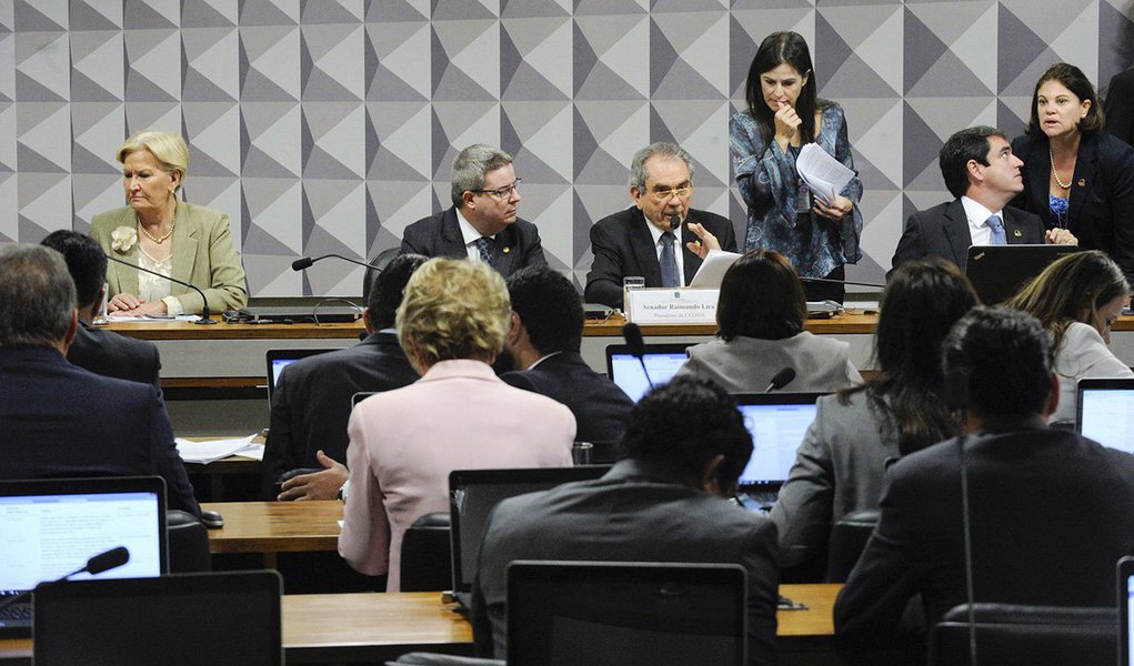 "Os golpistas travam uma batalha titânica para tentar reverter a consciência democrática no Brasil e no mundo inteiro de que o golpe não é golpe. Por isso se apegam ao discurso cínico da normalidade institucional", afirma o colunista do 247 Jeferson Miola; para ele, as aparências, contudo, não conseguem enganar; "Por debaixo da superfície de aparente calmaria, se arma um poderoso maremoto de luta e resistência ao golpe e ao governo ilegítimo que dele poderá resultar", alerta; leia íntegra (Foto: Jeferson Miola) "Os golpistas travam uma batalha titânica para tentar reverter a consciência democrática no Brasil e no mundo inteiro de que o golpe não é golpe. Por isso se apegam ao discurso cínico da normalidade institucional", afirma o colunista do 247 Jeferson Miola; para ele, as aparências, contudo, não conseguem enganar; "Por debaixo da superfície de aparente calmaria, se arma um poderoso maremoto de luta e resistência ao golpe e ao governo ilegítimo que dele poderá resultar", alerta; leia íntegra