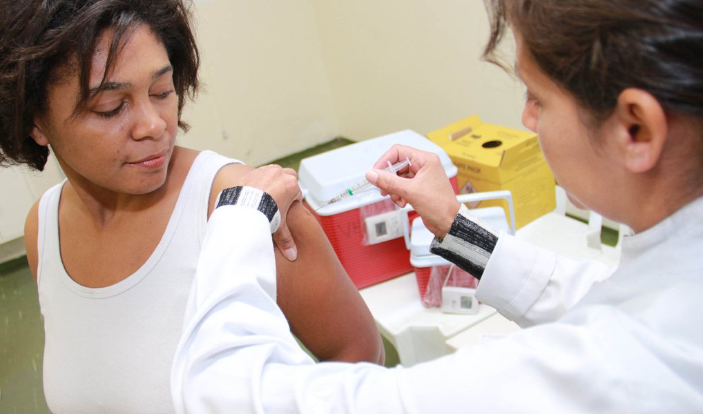 A Prefeitura de Aracaju vai realizar, de 30 de abril a 20 de maio, a 18ª Campanha de Vacinação contra a Influenza; a meta da Secretaria Municipal da Saúde é imunizar 80% do público alvo que, este ano é de 125.097 pessoas; o objetivo é reduzir as complicações, mortalidades e o número de internações ocasionadas pelos três tipos de Influenza: H1N1, H3N2 e B; a vacinação, na rede pública, é destinada a crianças de 6 meses a menores de 5 anos, doentes crônicos, idosos com 60 anos ou mais, trabalhadores da saúde, gestantes, puérperas, a população privada de liberdade e os trabalhadores do sistema prisional (Foto: Valter Lima) A Prefeitura de Aracaju vai realizar, de 30 de abril a 20 de maio, a 18ª Campanha de Vacinação contra a Influenza; a meta da Secretaria Municipal da Saúde é imunizar 80% do público alvo que, este ano é de 125.097 pessoas; o objetivo é reduzir as complicações, mortalidades e o número de internações ocasionadas pelos três tipos de Influenza: H1N1, H3N2 e B; a vacinação, na rede pública, é destinada a crianças de 6 meses a menores de 5 anos, doentes crônicos, idosos com 60 anos ou mais, trabalhadores da saúde, gestantes, puérperas, a população privada de liberdade e os trabalhadores do sistema prisional