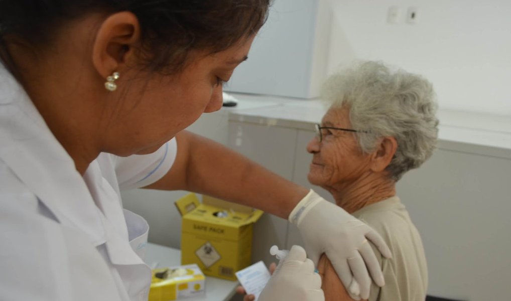 A Secretaria de Saúde de Minas Gerais começa a veicular a campanha de vacinação contra a gripe; tendo como inspiração os Jogos Olímpicos, que acontecem neste ano no país, será trabalhado o slogan “Contra gripe a vacina é campeã”, com a ideia de evidenciar que a vacinação é importante para uma vida saudável; a campanha de vacinação, que segue até o dia 20 de maio, tem o objetivo de incentivar os grupos prioritários a comparecerem aos postos de saúde e receberem a vacina; a proposta prevê 5.278.400 doses da vacina, que estão disponíveis em todos os municípios mineiros (Foto: Leonardo Lucena) A Secretaria de Saúde de Minas Gerais começa a veicular a campanha de vacinação contra a gripe; tendo como inspiração os Jogos Olímpicos, que acontecem neste ano no país, será trabalhado o slogan “Contra gripe a vacina é campeã”, com a ideia de evidenciar que a vacinação é importante para uma vida saudável; a campanha de vacinação, que segue até o dia 20 de maio, tem o objetivo de incentivar os grupos prioritários a comparecerem aos postos de saúde e receberem a vacina; a proposta prevê 5.278.400 doses da vacina, que estão disponíveis em todos os municípios mineiros