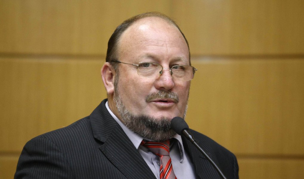 No dia em que o Bolsa Família completou 12 anos de criação, o deputado federal João Daniel (PT) destacou, em discurso na Câmara, a importância do programa para milhões de brasileiros; "Nenhuma nação é livre, soberana e forte quando tem pessoas passando fome. O ex-presidente Lula e a presidenta Dilma encabeçam esse grande projeto de dignidade, que hoje é reconhecido no mundo inteiro. O Bolsa Família trouxe dignidade a milhões de pessoas que não tinham sequer comida", afirmou (Foto: Valter Lima) No dia em que o Bolsa Família completou 12 anos de criação, o deputado federal João Daniel (PT) destacou, em discurso na Câmara, a importância do programa para milhões de brasileiros; "Nenhuma nação é livre, soberana e forte quando tem pessoas passando fome. O ex-presidente Lula e a presidenta Dilma encabeçam esse grande projeto de dignidade, que hoje é reconhecido no mundo inteiro. O Bolsa Família trouxe dignidade a milhões de pessoas que não tinham sequer comida", afirmou