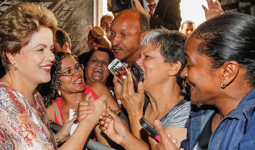 Segundo a coluna Painel, da Folha de S. Paulo, a presidente Dilma Rousseff deverá intensificar nas próximas semanas a defesa da legalidade do seu mandato liderando campanha nas ruas; de um lado, fazer o embate político e, de outro, mostrar que há governo funcionando por meio de inaugurações e entrega de obras (Foto: Aquiles Lins) Segundo a coluna Painel, da Folha de S. Paulo, a presidente Dilma Rousseff deverá intensificar nas próximas semanas a defesa da legalidade do seu mandato liderando campanha nas ruas; de um lado, fazer o embate político e, de outro, mostrar que há governo funcionando por meio de inaugurações e entrega de obras