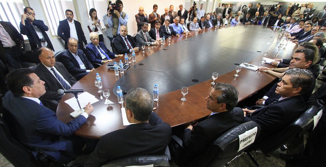 Em manhã de atividades voltadas ao empreendedorismo e a novos investimentos no Estado, o governador Marconi Perillo assinou protocolo de intenções com quatro empresas que vão investir cerca de R$ 325 milhões em Goiás a partir de 2016 e gerar 5.020 novas vagas de emprego; a Solis Solutions, unidade industrial que será instalada em Jataí, produzirá painéis solares, Água Mineral Bom Jesus, empreendimento da Brasal, será instalada em Luziânia, a Data Vison, que será instalada em Aparecida de Goiânia, fabricará equipamentos de sinalização e alarme e farmacêutica Bifarma, atacadista de fármacos e cosméticos, ainda está definindo o local de instalação; empresa investirá R$ 22,5 milhões e prevê gerar 450 empregos diretos e 1.350 indiretos (Foto: José Barbacena) Em manhã de atividades voltadas ao empreendedorismo e a novos investimentos no Estado, o governador Marconi Perillo assinou protocolo de intenções com quatro empresas que vão investir cerca de R$ 325 milhões em Goiás a partir de 2016 e gerar 5.020 novas vagas de emprego; a Solis Solutions, unidade industrial que será instalada em Jataí, produzirá painéis solares, Água Mineral Bom Jesus, empreendimento da Brasal, será instalada em Luziânia, a Data Vison, que será instalada em Aparecida de Goiânia, fabricará equipamentos de sinalização e alarme e farmacêutica Bifarma, atacadista de fármacos e cosméticos, ainda está definindo o local de instalação; empresa investirá R$ 22,5 milhões e prevê gerar 450 empregos diretos e 1.350 indiretos