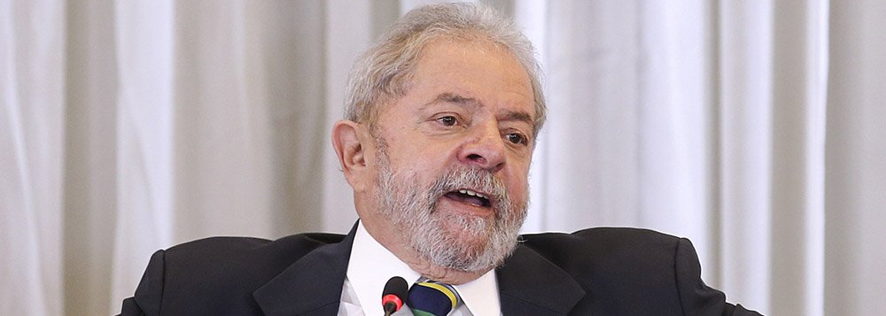 Em resposta a um jornalista do The New York Times em coletiva a veículos internacionais nesta segunda-feira 28, o ex-presidente Lula disse achar "deprimente" a divulgação, pelo juiz Sérgio Moro, de conversas particulares suas; "Acho que o juiz deveria ter muita responsabilidade e não confundir conversas de ordem pessoal com conversas públicas. E muito mais grave ainda é a imprensa utilizar como se fizesse parte de um circo", comentou; para Lula, o objetivo, com a divulgação, era muito claro: "o objetivo era tentar destruir a imagem do Lula"; o vídeo do trecho da entrevista foi divulgado nesta terça-feira por Lula (Foto: Ana Pupulin) Em resposta a um jornalista do The New York Times em coletiva a veículos internacionais nesta segunda-feira 28, o ex-presidente Lula disse achar "deprimente" a divulgação, pelo juiz Sérgio Moro, de conversas particulares suas; "Acho que o juiz deveria ter muita responsabilidade e não confundir conversas de ordem pessoal com conversas públicas. E muito mais grave ainda é a imprensa utilizar como se fizesse parte de um circo", comentou; para Lula, o objetivo, com a divulgação, era muito claro: "o objetivo era tentar destruir a imagem do Lula"; o vídeo do trecho da entrevista foi divulgado nesta terça-feira por Lula