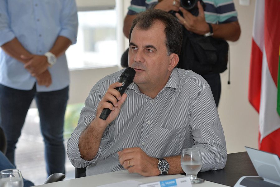 Em entrevista coletiva nesta quinta-feira, o secretário de Mobilidade de Salvador, Fábio Mota, disse que a fiscalização de carros do serviço de transporte privado Uber "é mais complicada" na capital baiana do que no restante do país por falta de padronização; "Continuamos realizando as operações, mas em Salvador o Uber tem um elemento dificultador, porque nas outras capitais ele é padronizado com carros pretos, e o tipo que veio para cá tem de várias cores. Por conta dessa dificuldade, até agora foram apreendidos dois carros"; o secretário voltou a afirmar que o serviço é considerado ilegal pela prefeitura (Foto: Romulo Faro) Em entrevista coletiva nesta quinta-feira, o secretário de Mobilidade de Salvador, Fábio Mota, disse que a fiscalização de carros do serviço de transporte privado Uber "é mais complicada" na capital baiana do que no restante do país por falta de padronização; "Continuamos realizando as operações, mas em Salvador o Uber tem um elemento dificultador, porque nas outras capitais ele é padronizado com carros pretos, e o tipo que veio para cá tem de várias cores. Por conta dessa dificuldade, até agora foram apreendidos dois carros"; o secretário voltou a afirmar que o serviço é considerado ilegal pela prefeitura