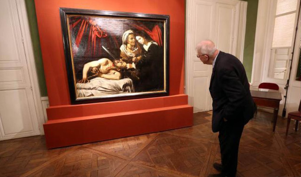 Pintura encontrada no sótão de uma casa no sudoeste da França dois anos atrás foi atribuída ao mestre italiano Caravaggio; obra, que mostra a heroína bíblica Judite decapitando um general assírio, foi encontrada pelos donos de uma casa que fica próxima da cidade de Toulouse quando investigavam um vazamento e pode valer 120 milhões de euros (US$ 137 milhões) (Foto: Paulo Emílio) Pintura encontrada no sótão de uma casa no sudoeste da França dois anos atrás foi atribuída ao mestre italiano Caravaggio; obra, que mostra a heroína bíblica Judite decapitando um general assírio, foi encontrada pelos donos de uma casa que fica próxima da cidade de Toulouse quando investigavam um vazamento e pode valer 120 milhões de euros (US$ 137 milhões)