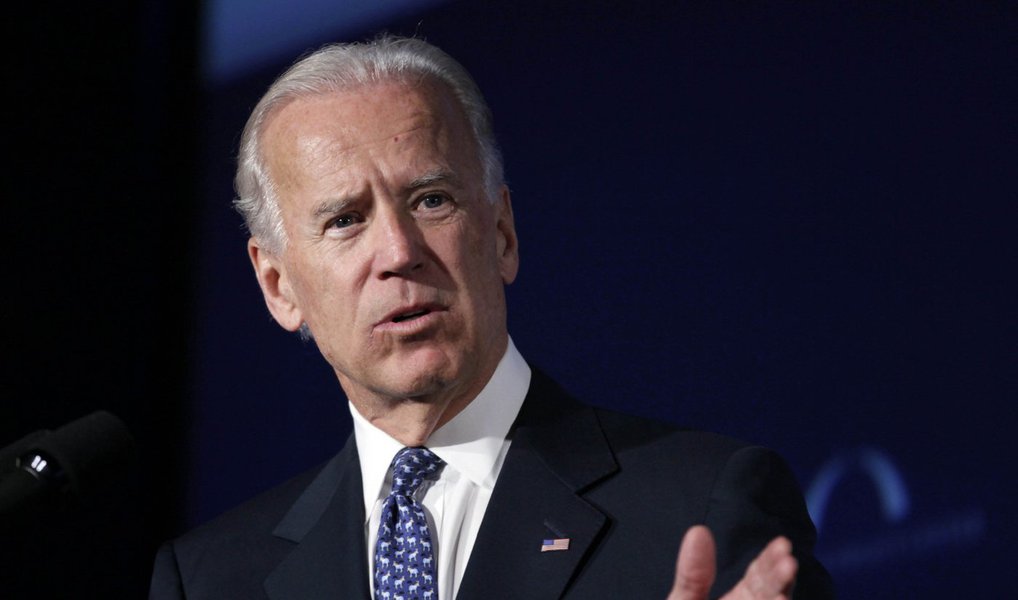 Vice-presidente dos Estados Unidos, Joe Biden, disse nesta quarta-feira, 21, que não tentará a indicação do Partido Democrata para disputar a eleição à Presidência do país em 2016; o anúncio põe fim a meses de suspense e deixa o caminho livre para a favorita a ser a candidata democrata à Casa Branca Hillary Clinton (Foto: Aquiles Lins) Vice-presidente dos Estados Unidos, Joe Biden, disse nesta quarta-feira, 21, que não tentará a indicação do Partido Democrata para disputar a eleição à Presidência do país em 2016; o anúncio põe fim a meses de suspense e deixa o caminho livre para a favorita a ser a candidata democrata à Casa Branca Hillary Clinton