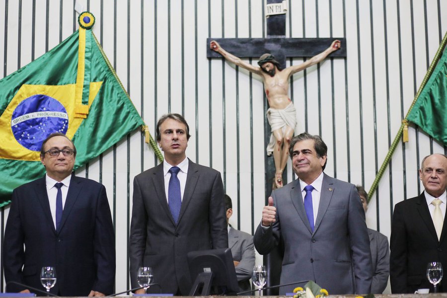 A nova Mesa Diretora da Assembleia Legislativa tomou posse em sessão realizada nesta quarta (1). O presidente da Casa, Zezinho Albuquerque (PDT), disse que dará continuidade aos projetos com bons resultados e assumiu o compromisso de continuar o trabalho da Frente Parlamentar para Transposição do Rio São Francisco. “Nosso povo precisa dessa obra finalizada o mais rápido possível”, defendeu. A sessão contou com a presença do governador Camilo Santana (PT) (Foto: Rodrigo Rocha) A nova Mesa Diretora da Assembleia Legislativa tomou posse em sessão realizada nesta quarta (1). O presidente da Casa, Zezinho Albuquerque (PDT), disse que dará continuidade aos projetos com bons resultados e assumiu o compromisso de continuar o trabalho da Frente Parlamentar para Transposição do Rio São Francisco. “Nosso povo precisa dessa obra finalizada o mais rápido possível”, defendeu. A sessão contou com a presença do governador Camilo Santana (PT)