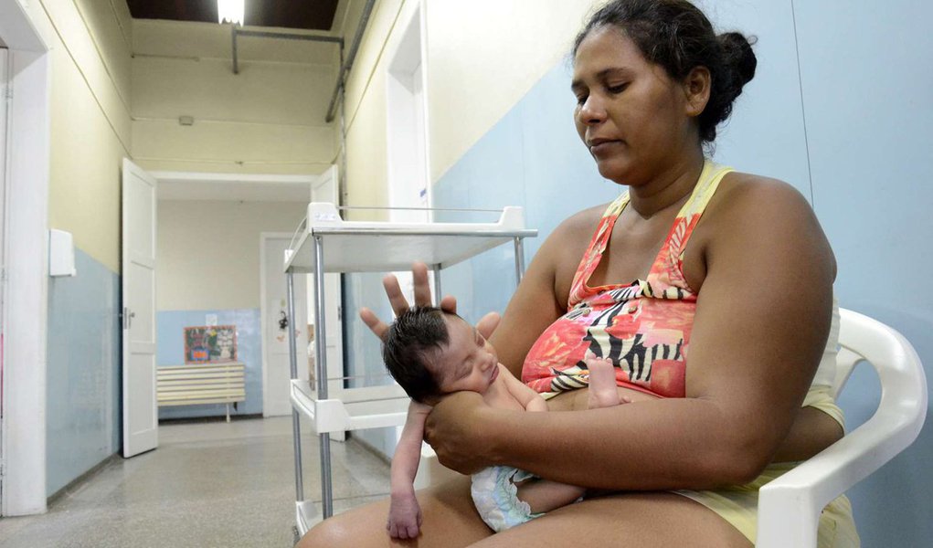 Portaria do Ministério da Saúde publicada nesta sexta (22) no Diário Oficial da União cria, no âmbito do Sistema Único de Saúde (SUS), o Sistema de Registro de Atendimento às Crianças com Microcefalia; a finalidade é o registro de informações e dados relacionados ao acompanhamento de crianças com diagnóstico de microcefalia, com vistas ao aprimoramento das investigações epidemiológicas e do acompanhamento em saúde (Foto: Agência Brasil) Portaria do Ministério da Saúde publicada nesta sexta (22) no Diário Oficial da União cria, no âmbito do Sistema Único de Saúde (SUS), o Sistema de Registro de Atendimento às Crianças com Microcefalia; a finalidade é o registro de informações e dados relacionados ao acompanhamento de crianças com diagnóstico de microcefalia, com vistas ao aprimoramento das investigações epidemiológicas e do acompanhamento em saúde