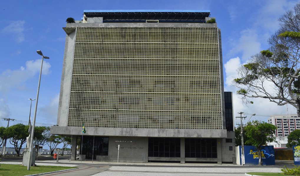 Os gastos da Assembleia Legislativa com o pagamento de diárias nos primeiros oito meses de 2015 não se limitaram apenas aos deputados estaduais; além dos R$ 546 mil que forma pagos aos parlamentares nesta modalidade de despesa, outros R$ 425,2 mil foram gastos com diárias para os demais funcionários da Casa; ou seja, só com diárias, o Poder Legislativo de Sergipe desembolsou entre janeiro e agosto deste ano R$ 971,8 mil; há caso de funcionária que recebeu R$ 15 mil só em diárias (Foto: Valter Lima) Os gastos da Assembleia Legislativa com o pagamento de diárias nos primeiros oito meses de 2015 não se limitaram apenas aos deputados estaduais; além dos R$ 546 mil que forma pagos aos parlamentares nesta modalidade de despesa, outros R$ 425,2 mil foram gastos com diárias para os demais funcionários da Casa; ou seja, só com diárias, o Poder Legislativo de Sergipe desembolsou entre janeiro e agosto deste ano R$ 971,8 mil; há caso de funcionária que recebeu R$ 15 mil só em diárias