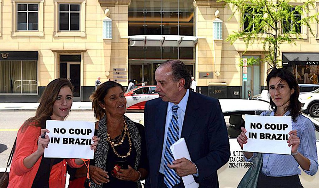 O golpe é bem maior do que tirar a presidenta Dilma do poder. Esta é a hora da resistência contra os golpistas, traidores e entreguistas do Brasil e de nossas riquezas (Foto: Chico Vigilante) O golpe é bem maior do que tirar a presidenta Dilma do poder. Esta é a hora da resistência contra os golpistas, traidores e entreguistas do Brasil e de nossas riquezas
