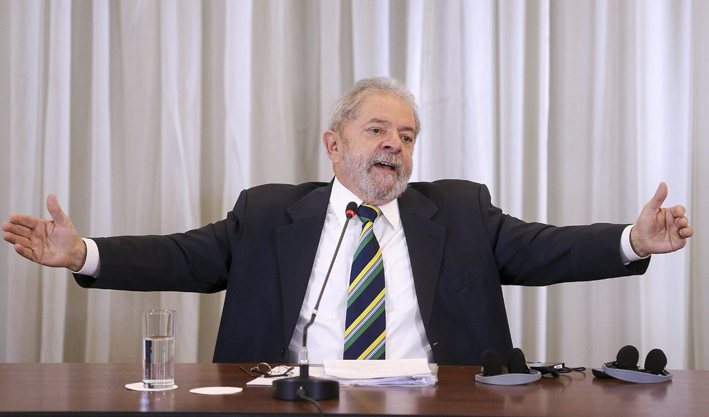 Em entrevista coletiva a jornalistas de veículos estrangeiros, nesta segunda-feira 28, o ex-presidente Lula reforçou que "impeachment sem base legal, sem crime de responsabilidade, é golpe" e que "é muito importante não brincar com a democracia"; sobre a Lava Jato, afirmou que a divulgação de conversas suas, com autorização do juiz Sérgio Moro, foi "deprimente", "pobre" e de "má fé", e criticou o que chamou de "Big Brother" nos métodos investigativos da operação; para o ex-presidente, "Moro é inteligente e competente, mas foi picado pela mosca azul"; quanto ao PMDB, Lula avalia que é possível a presidente Dilma governar com apoio de parte da legenda, mas sem concordância do comando da sigla (Foto: Paulo Emílio) Em entrevista coletiva a jornalistas de veículos estrangeiros, nesta segunda-feira 28, o ex-presidente Lula reforçou que "impeachment sem base legal, sem crime de responsabilidade, é golpe" e que "é muito importante não brincar com a democracia"; sobre a Lava Jato, afirmou que a divulgação de conversas suas, com autorização do juiz Sérgio Moro, foi "deprimente", "pobre" e de "má fé", e criticou o que chamou de "Big Brother" nos métodos investigativos da operação; para o ex-presidente, "Moro é inteligente e competente, mas foi picado pela mosca azul"; quanto ao PMDB, Lula avalia que é possível a presidente Dilma governar com apoio de parte da legenda, mas sem concordância do comando da sigla