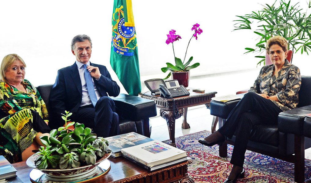 Quem fez o anúncio foi a chanceler do governo argentino, de Mauricio Macri, Susana Malcorra; cláusula democrática do bloco prevê sanções aos países que desrespeitarem os processos eleitorais; reunião de emergência entre chanceleres está sendo organizada para tratar da crise brasileira; Malcorra afirmou nesta segunda-feira 21 que o Mercosul pretende divulgar "o mais rápido possível" uma nota de apoio institucional ao governo da presidente Dilma Rousseff, alvo de um processo de impeachment no Congresso (Foto: Gisele Federicce) Quem fez o anúncio foi a chanceler do governo argentino, de Mauricio Macri, Susana Malcorra; cláusula democrática do bloco prevê sanções aos países que desrespeitarem os processos eleitorais; reunião de emergência entre chanceleres está sendo organizada para tratar da crise brasileira; Malcorra afirmou nesta segunda-feira 21 que o Mercosul pretende divulgar "o mais rápido possível" uma nota de apoio institucional ao governo da presidente Dilma Rousseff, alvo de um processo de impeachment no Congresso