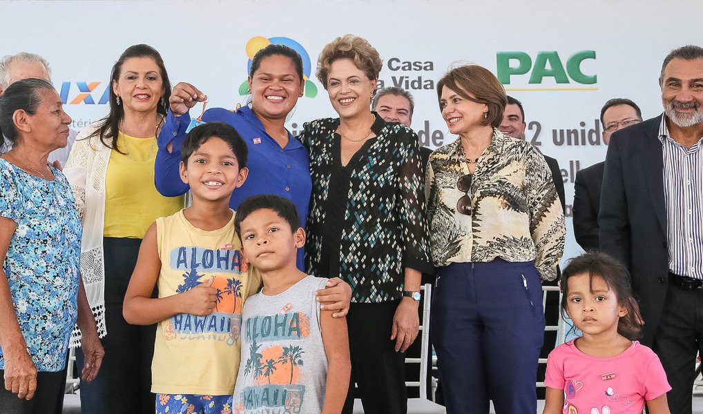 Durante entrega de unidade do Minha Casa Minha Vida em Boa Vista nesta quarta-feira, 9, a presidente Dilma Rousseff se defendeu das acusações de ter cometido crime de responsabilidade com as chamadas "pedaladas fiscais"; "Não há nenhum delito, nenhum crime apontado contra nós", afirmou; Dilma enfatizou que tem legitimidade das urnas para continuar à frente do País. "Quero continuar na Presidência, primeiro, porque fui eleita. Mas também porque nos últimos 500 anos ninguém fez um programa habitacional como esse, para as pessoas mais pobres. Ninguém", afirmou (Foto: Aline Lima) Durante entrega de unidade do Minha Casa Minha Vida em Boa Vista nesta quarta-feira, 9, a presidente Dilma Rousseff se defendeu das acusações de ter cometido crime de responsabilidade com as chamadas "pedaladas fiscais"; "Não há nenhum delito, nenhum crime apontado contra nós", afirmou; Dilma enfatizou que tem legitimidade das urnas para continuar à frente do País. "Quero continuar na Presidência, primeiro, porque fui eleita. Mas também porque nos últimos 500 anos ninguém fez um programa habitacional como esse, para as pessoas mais pobres. Ninguém", afirmou