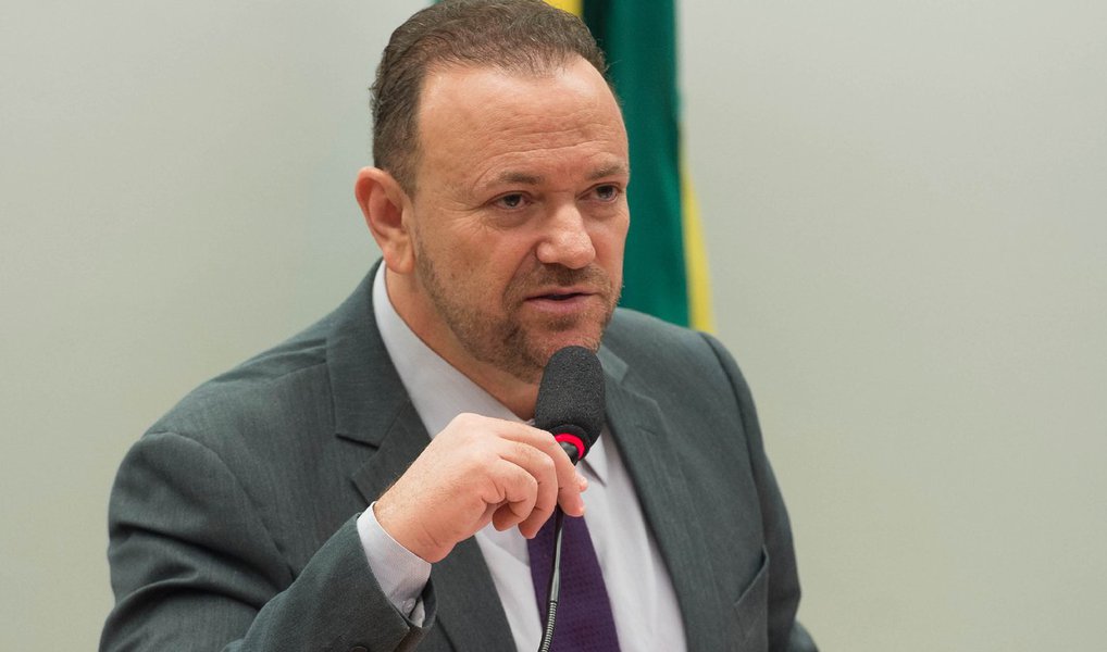 Ministro da Secretaria de Comunicação Social da Presidência disse ser favorável à apuração de "todos os fatos" sobre sua atuação na campanha da presidenta Dilma Rousseff em 2014; "Sempre agi de maneira ética, correta e dentro da legalidade. As afirmações do senador Delcídio Amaral são mentiras escandalosas. Jamais orientei o senador a 'esquentar' doações e jamais mantive contato com as mencionadas empresas, antes ou durante a campanha eleitoral", disse, após notícia de que a PGR pediu ao STF abertura de inquérito contra ele (Foto: Gisele Federicce) Ministro da Secretaria de Comunicação Social da Presidência disse ser favorável à apuração de "todos os fatos" sobre sua atuação na campanha da presidenta Dilma Rousseff em 2014; "Sempre agi de maneira ética, correta e dentro da legalidade. As afirmações do senador Delcídio Amaral são mentiras escandalosas. Jamais orientei o senador a 'esquentar' doações e jamais mantive contato com as mencionadas empresas, antes ou durante a campanha eleitoral", disse, após notícia de que a PGR pediu ao STF abertura de inquérito contra ele